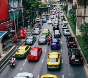 人々は道路上でさまざまなメーカーのさまざまな種類の車両を運転でき、オープンで分離されたDCIネットワークにも同様の機能があります