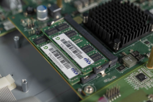 Slots de memória DDR3 no Edgecore AS7712-32X