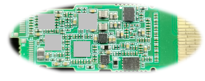 400G 光モジュールの図、小型サイズの要件、および多数のコンポーネントがパッケージ設計に課題をもたらします