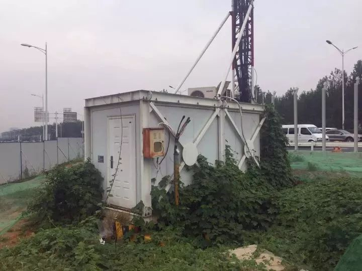 Salle des machines de la station de base de terrain