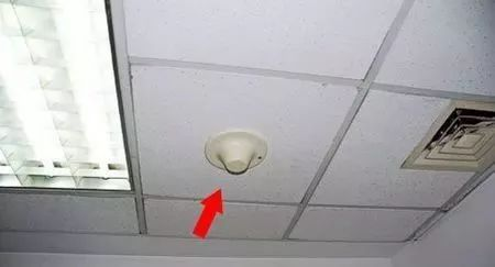 Omnidirectional ceiling antenna