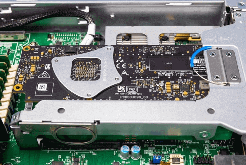 Supermicro SYS 111C NR مع محول NVIDIA ConnectX 7 جيجابت في الثانية