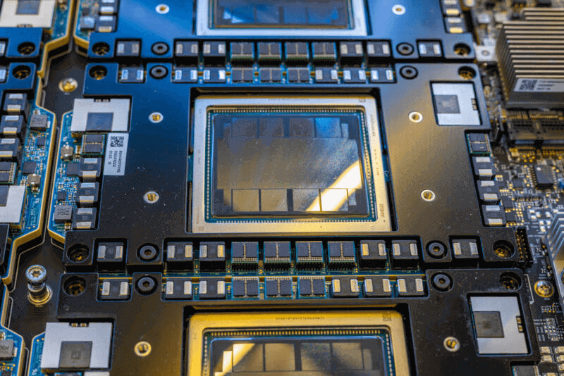 AMD Instinct MI350 On UBB 8 GPU No Cooling 1
