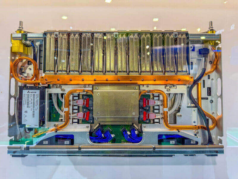 HPE-Slingshot-400-Switch-at-SC24-1-800x600