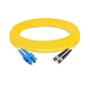 Câble à fibre optique duplex OS10 monomode SC UPC vers ST UPC PVC (OFNR) de 33 m (2 pi)